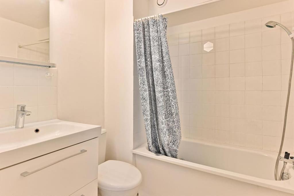 Proche Canal Saint Martin Parigi